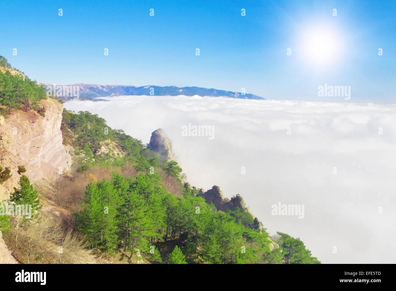 Montagna alta al di sopra delle nuvole bianche Foto Stock