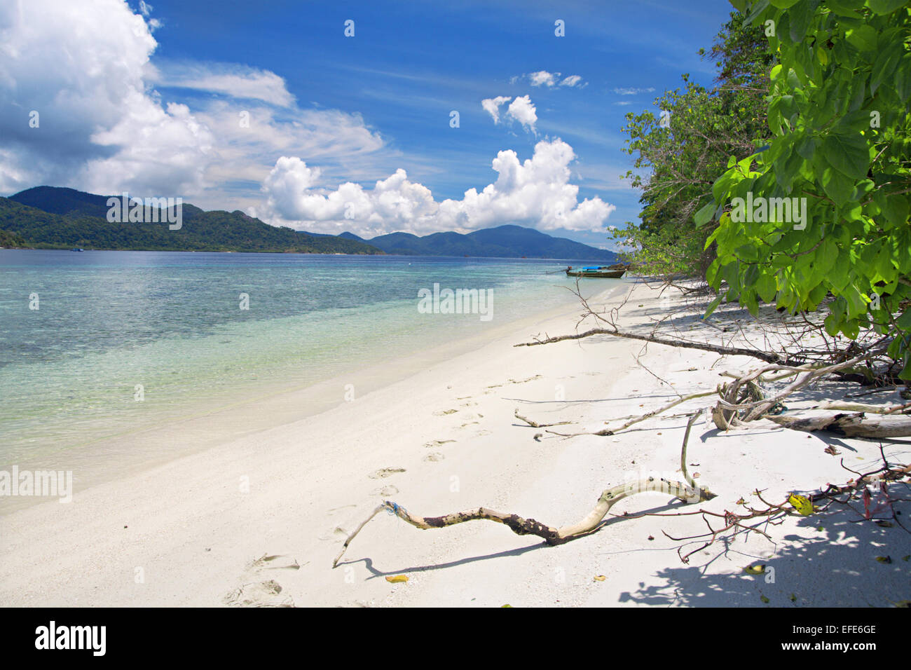 Bellissima laguna e spiaggia di sabbia bianca Foto Stock
