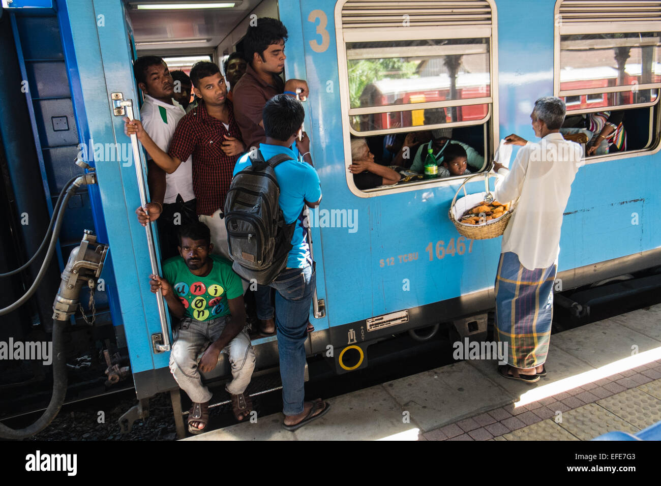 Affollatissima classe 3 carrello,Cinesi costruirono locomotore,treni a Kandy Stazione Ferroviaria Centrale, Kandy, Sri Lanka.la vendita ai passeggeri. Foto Stock