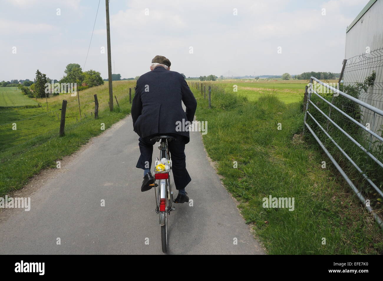 Un uomo anziano in bicicletta lungo un percorso in bicicletta nella  campagna tedesca Foto stock - Alamy