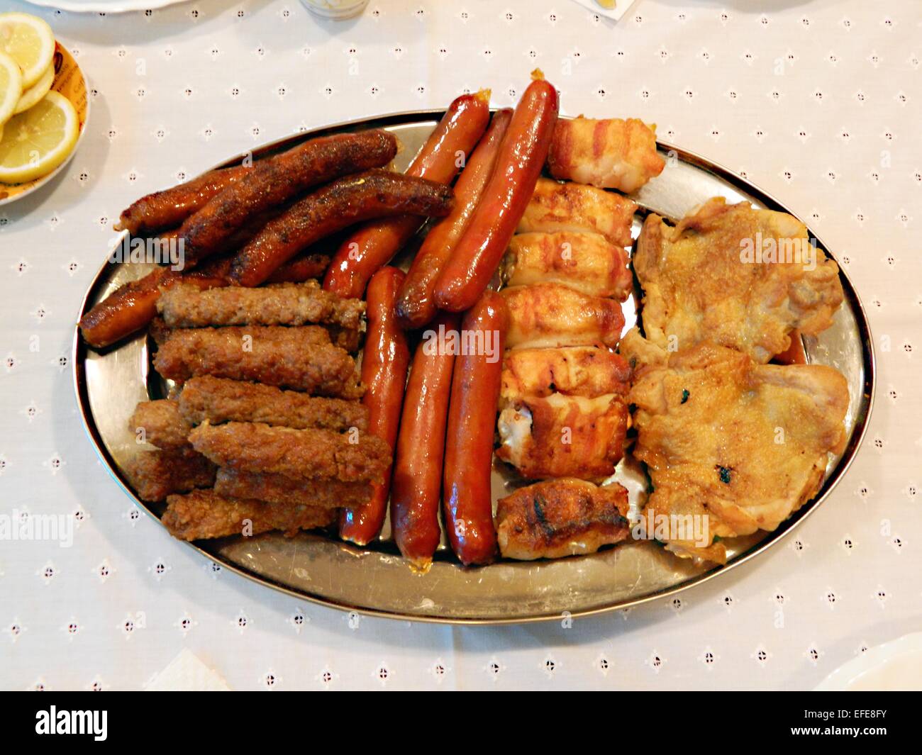 Misto di carne servita a tavola per la festa di compleanno. Foto Stock