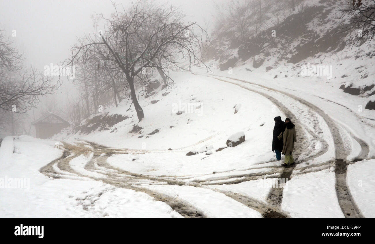 Srinagar, Indiano Kashmir amministrato. 2 febbraio 2015. Kashmir womens ragazze visitatore occasionale fuori gonne di srinagar dopo valle oggi sperimentato nevicata fresca con la maggior parte dei luoghi specialmente le pianure, testimoniando la prima neve della stagione, rompendo il prolungato periodo di siccità alla fag fine 'Chillai-Kalan', 40 giorni di utilizzato anche nelle più difficili condizioni invernali. La maggior parte dei posti nella valle del Kashmir testimoniato nevicata fresca sin dal mattino di oggi. Credito: Sofi Suhail/Alamy Live News Foto Stock