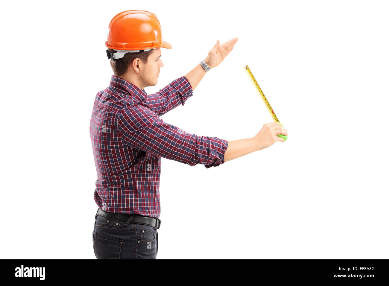 Un architetto lavora con un nastro di misurazione isolata su sfondo bianco Foto Stock