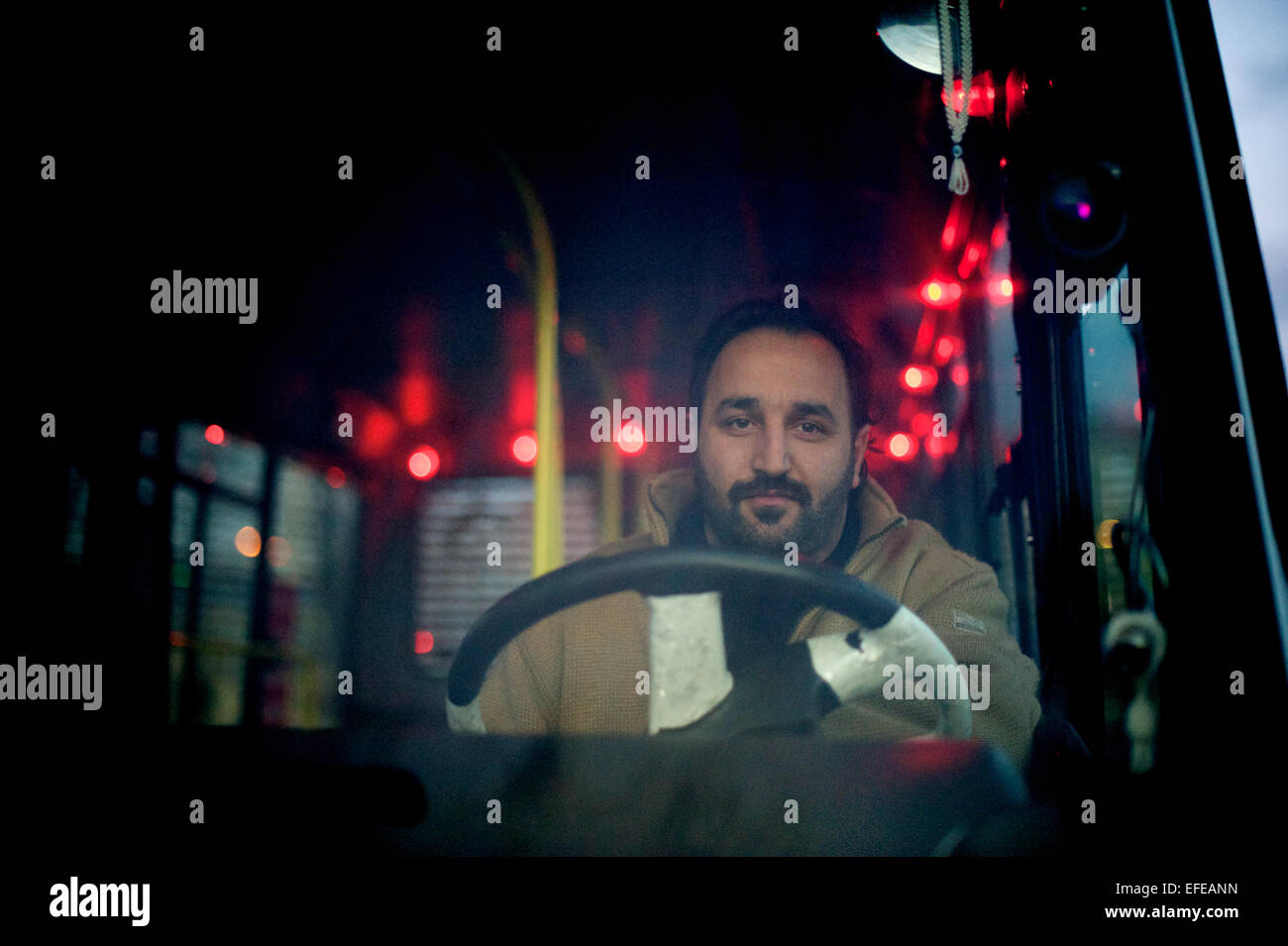 Un autista di autobus pone per un ritratto ad Istanbul in Turchia Foto Stock