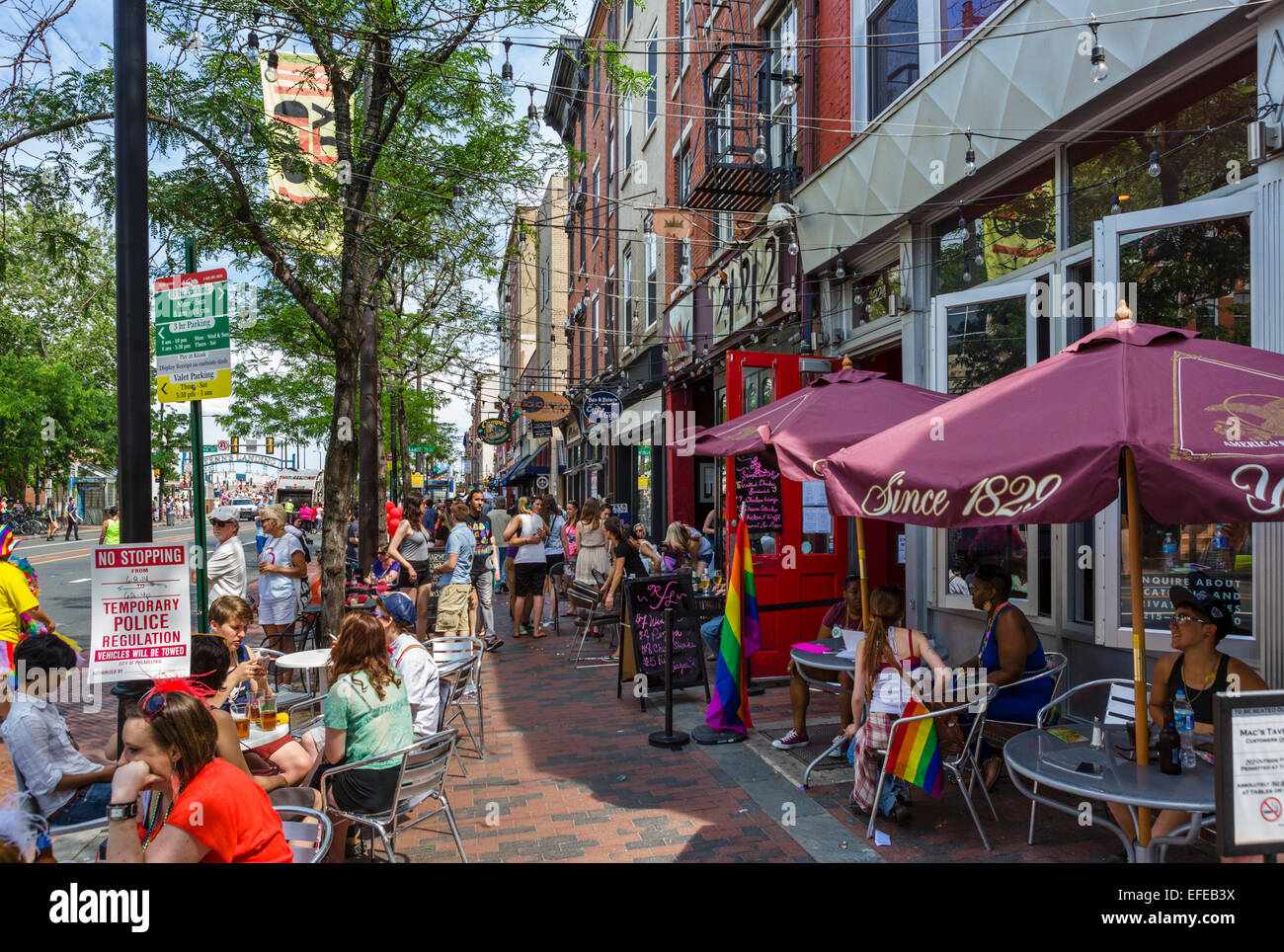 Bar e caffè sulla strada del mercato nel centro cittadino di Philadelphia su 2014 orgoglio giorno, Pennsylvania, STATI UNITI D'AMERICA Foto Stock