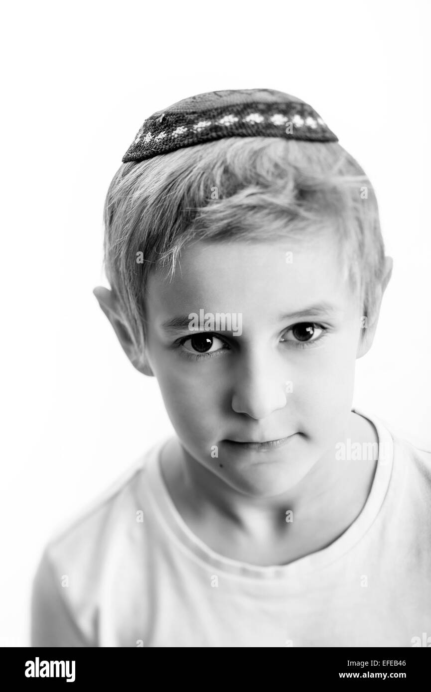 Ritratto in studio di boy in ebraico kipa Foto Stock