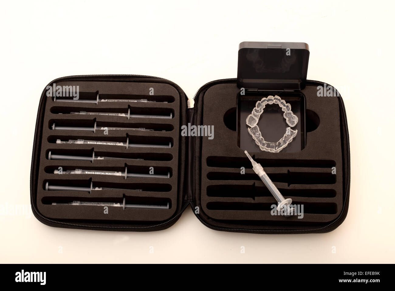 Solo uso editoriale. Un denti sbiancante kit che conteneva dodici siringhe di gel e di una serie di stampi del dente Foto Stock