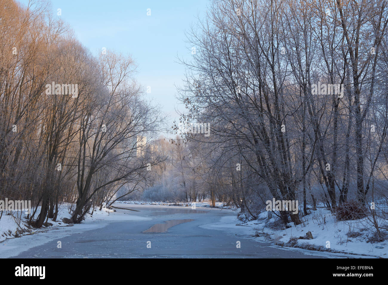 Paesaggio invernale. Ghiaccio sul fiume in gennaio Foto Stock