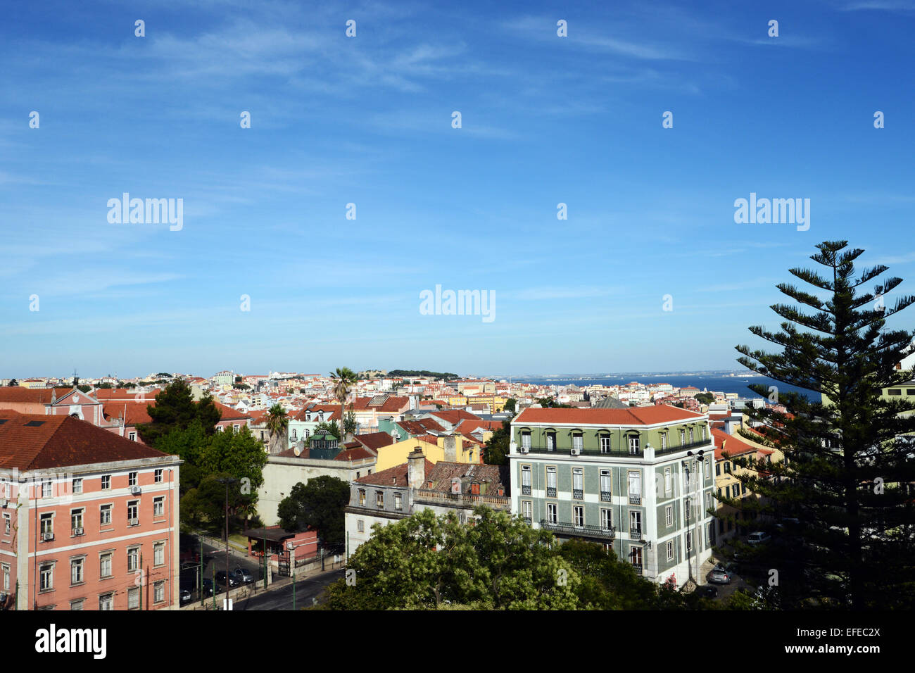 Vista di Lisbona dalla Basílica da Estrela, chiesa tetto Foto Stock