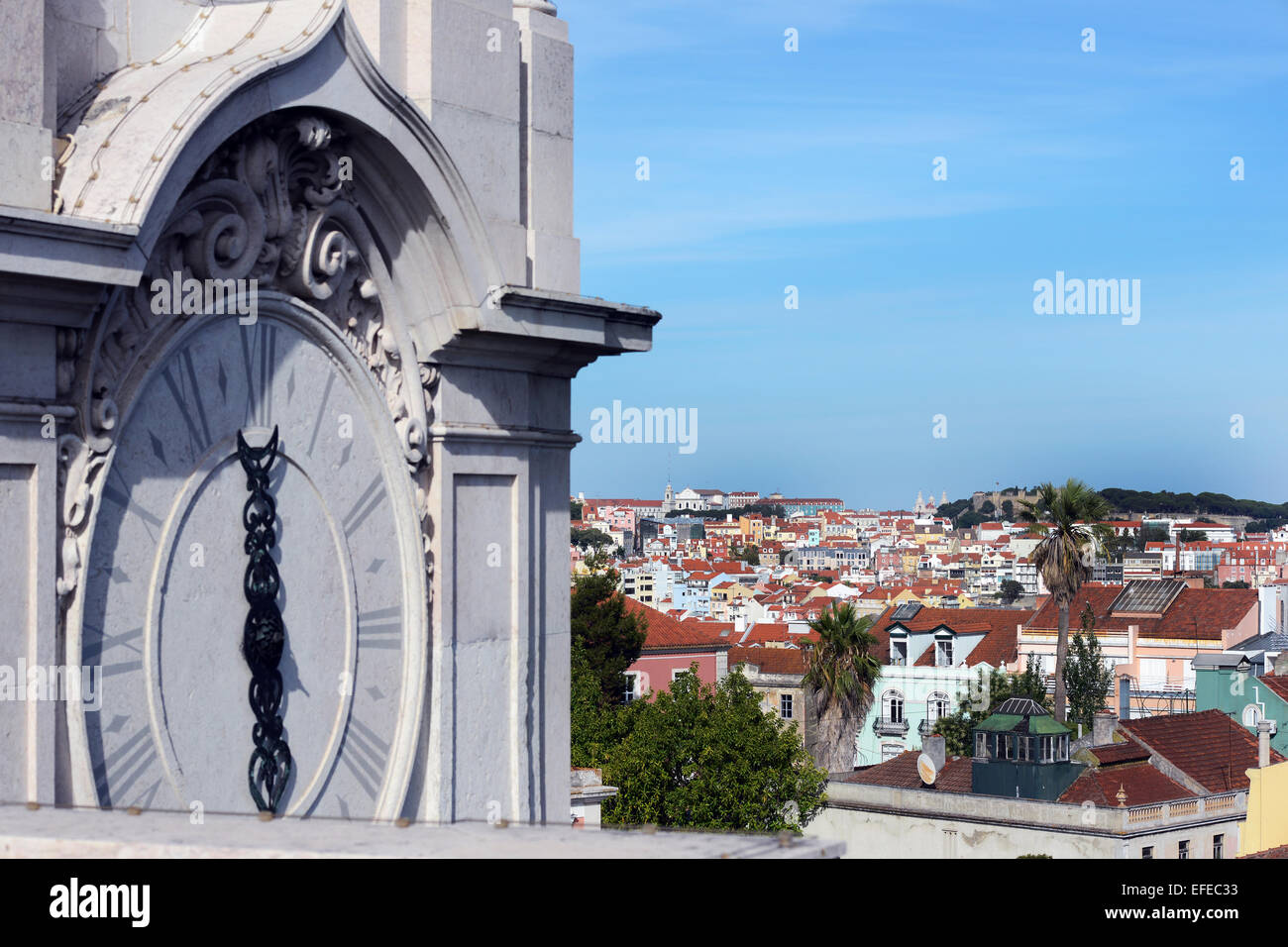 Vista di Lisbona dalla Basílica da Estrela, chiesa tetto con l'orologio in primo piano. Foto Stock