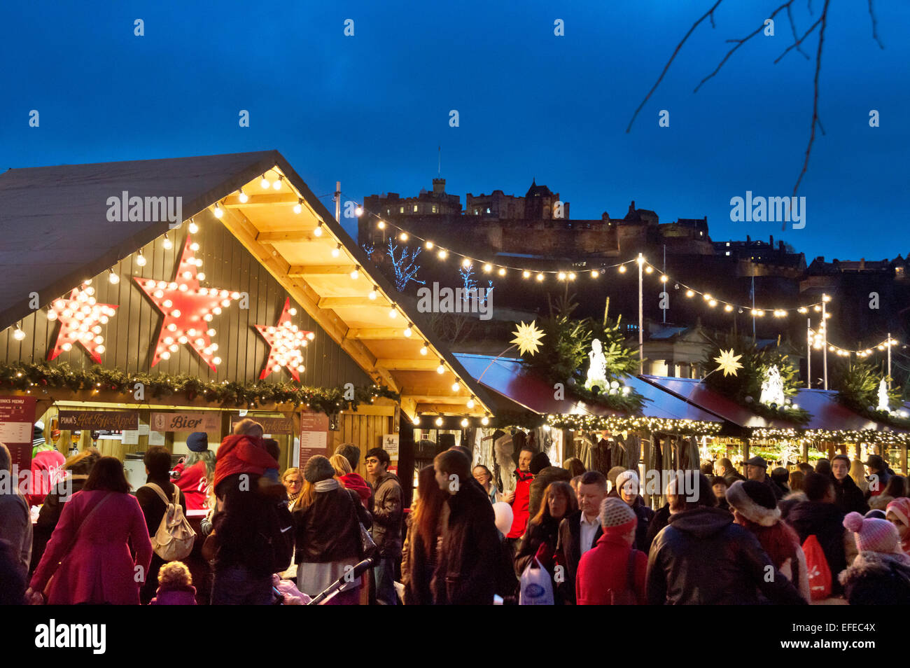 Princes Street, Edinburgh, le luci di Natale, folle, Scotland, Regno Unito Foto Stock