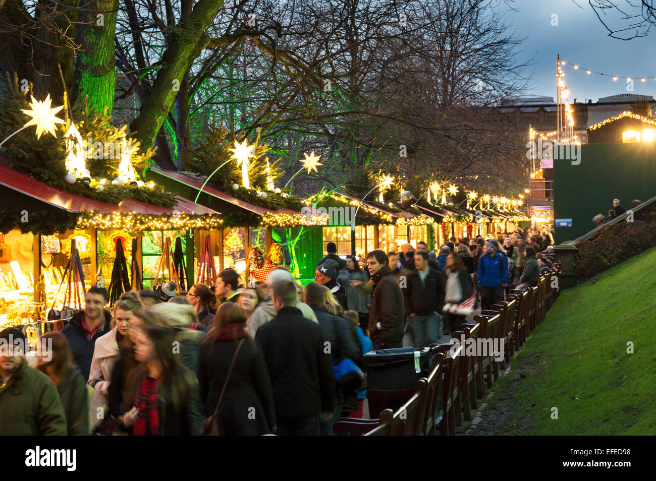 Princes Street, Edinburgh, le luci di Natale, folle, Scotland, Regno Unito Foto Stock