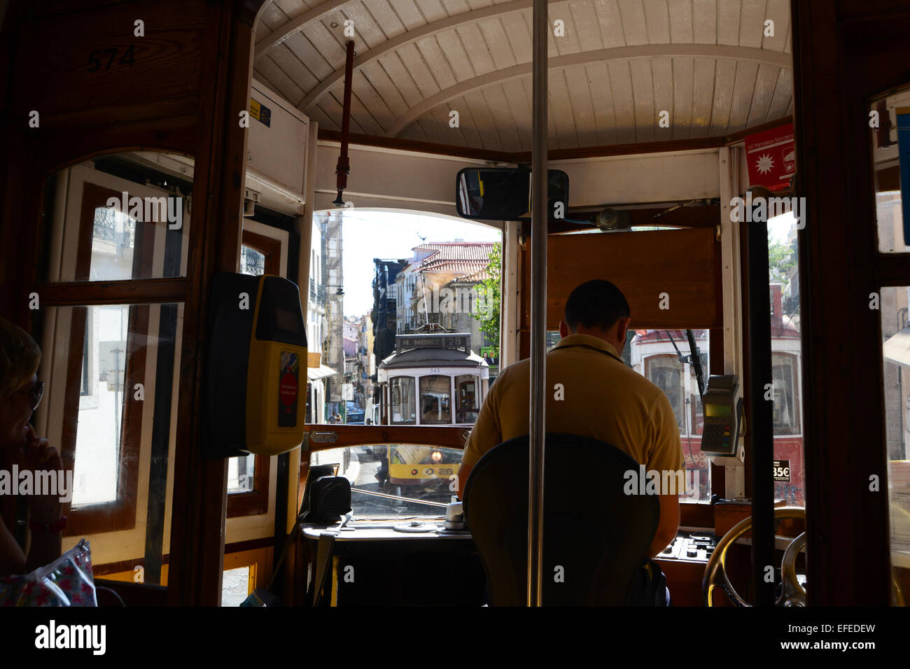 Il tram driver sul Tram 28, Lisbona, Portogallo Foto Stock