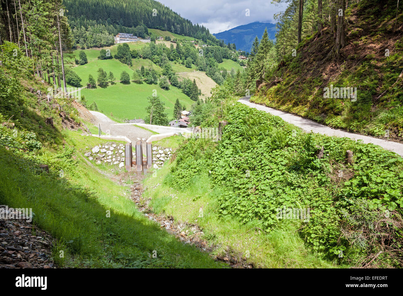 Misure per la prevenzione delle inondazioni accanto al percorso verso la parte superiore della Schmittenhöhe Zell am See Austria in estate Foto Stock