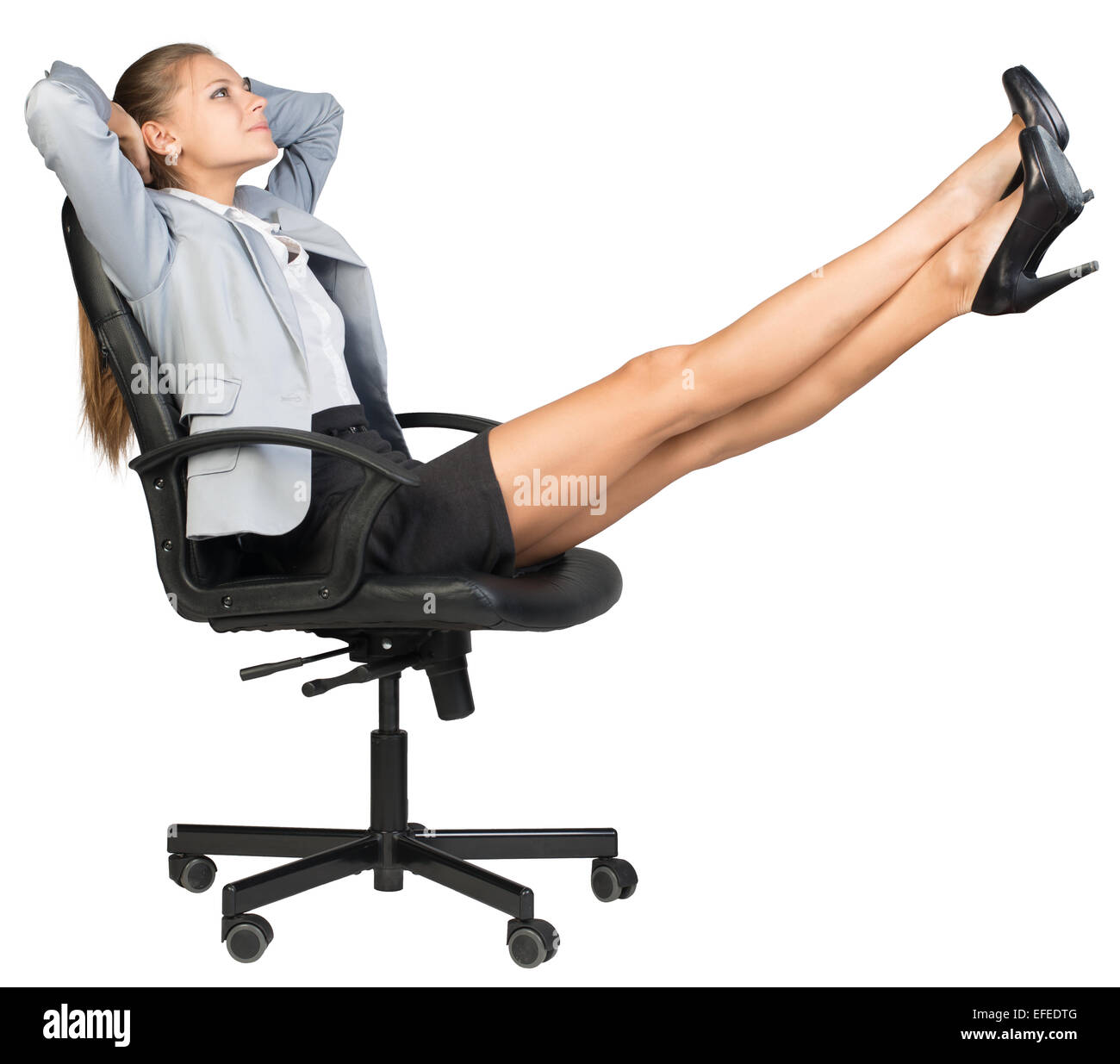 Imprenditrice sulla sedia da ufficio con i suoi piedi fino Foto Stock
