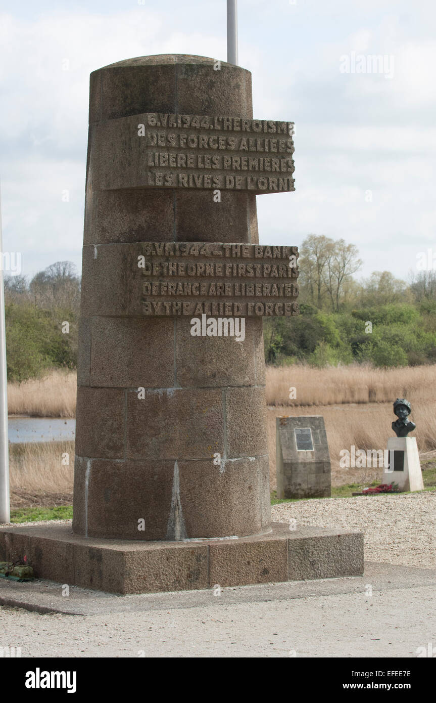 Memoriale e il busto di Maggiore John Howard a ponte Pegasus, Normandia - il primo obiettivo del D-Day, prese da British Foto Stock