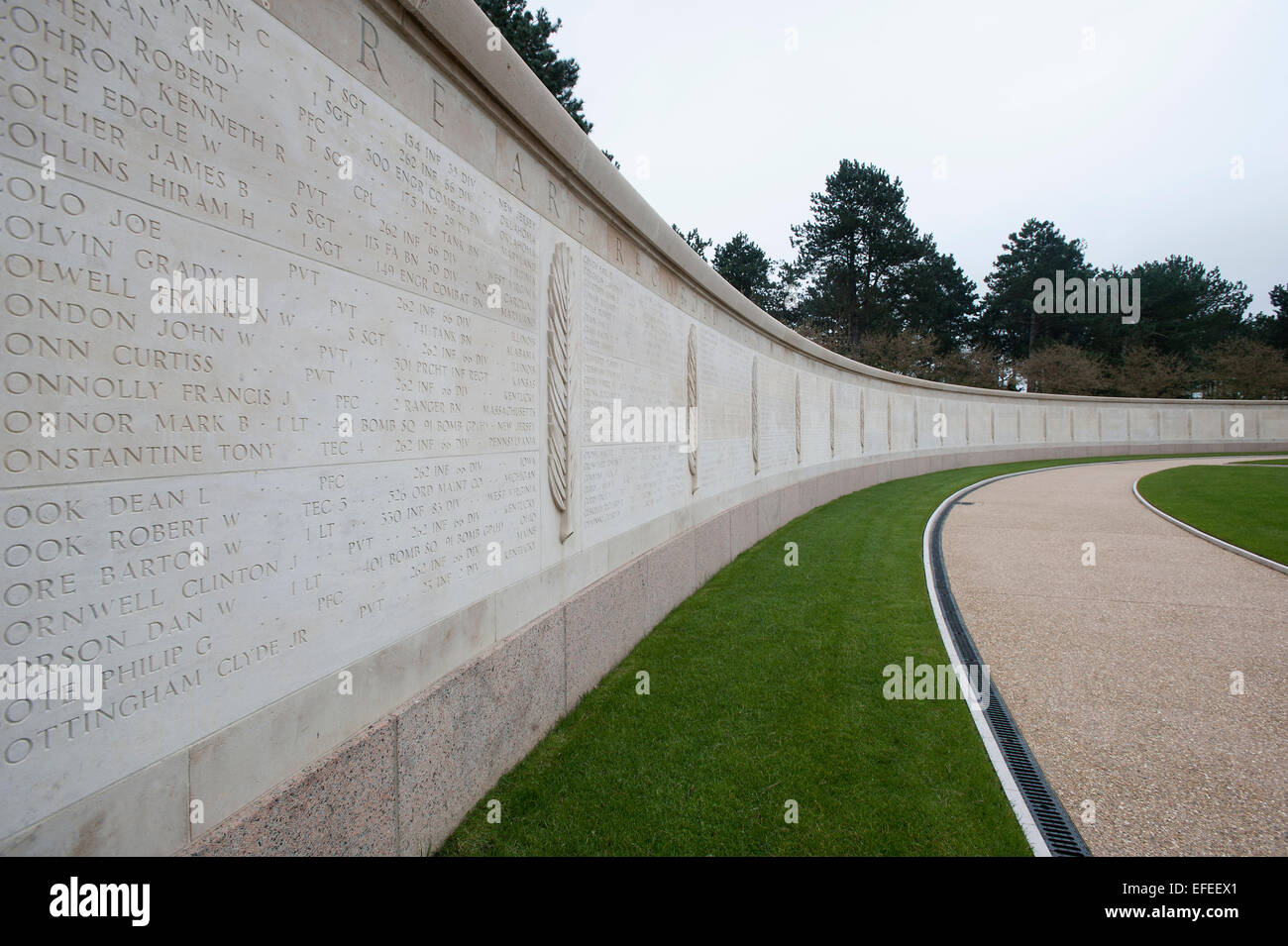 I Nomi Dei Caduti Della Seconda Guerra Mondiale I Soldati Scolpita In Un Lungo Muro Al Cimitero Americano Normandia Foto Stock Alamy