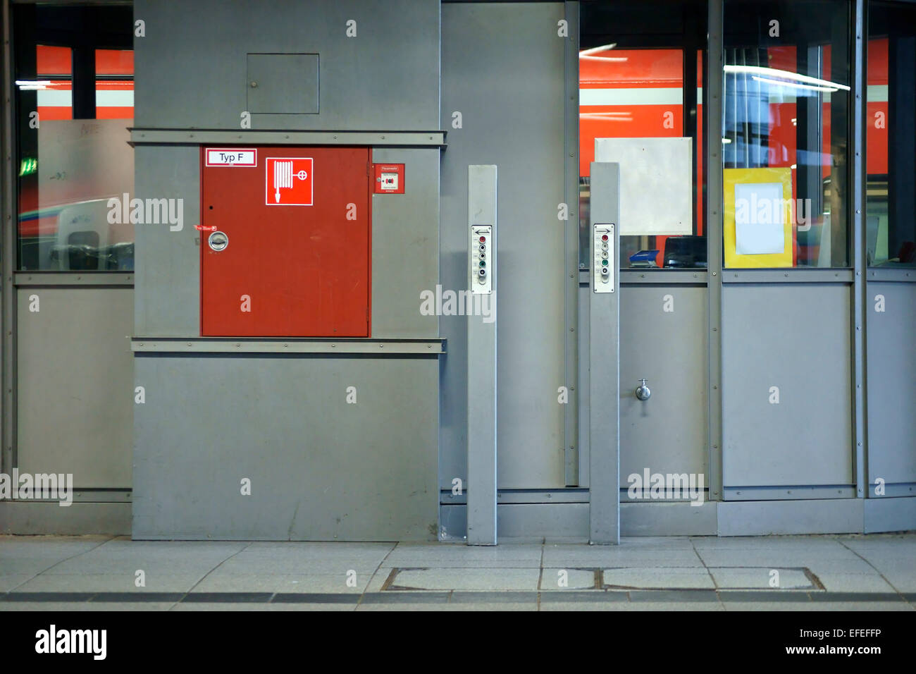 Interruttore di emergenza e il tubo antincendio Foto Stock