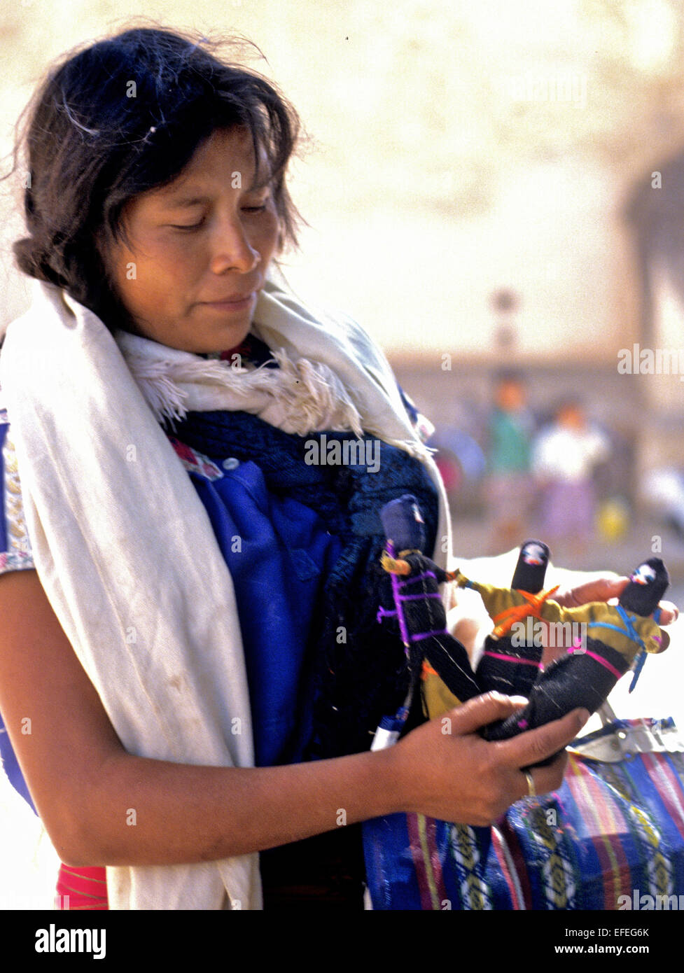 Messico - indiano di tutte le età a vendere i loro prodotti in tutto il paese questa donna è la vendita di bambole zapatista. Dagli archivi di stampa Ritratto Service (ex premere ritratto Bureau) Foto Stock