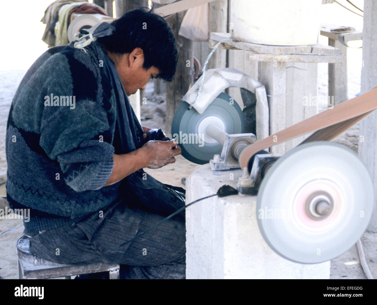 Messico Messicani Indiani Ossidiana carver artigiano carving Foto Stock