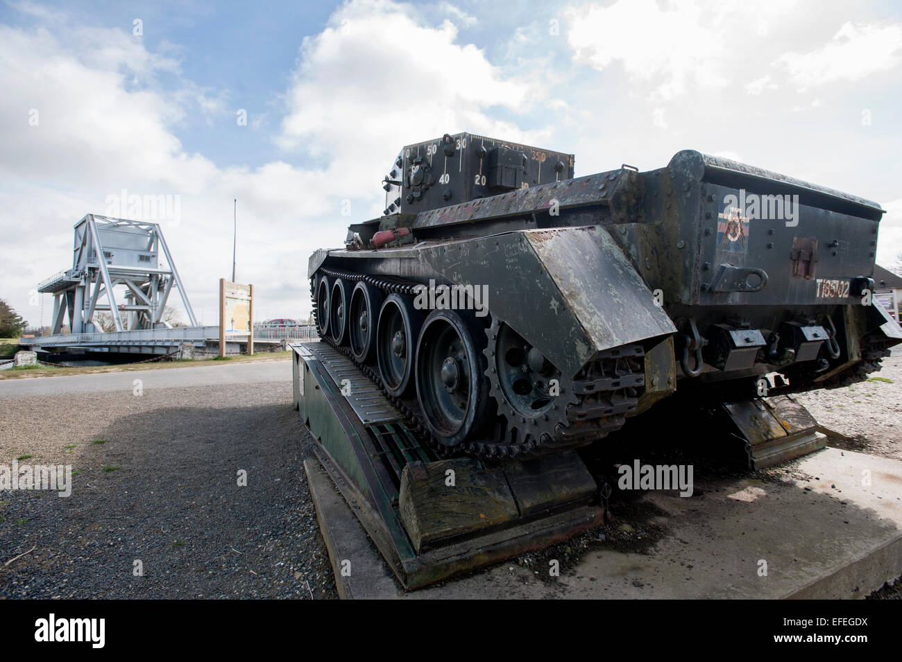 Il centauro britannico serbatoio montato su una sezione di Churchill bridge come un monumento dal ponte Pegasus, Bénouville, D-Day obiettivo n. Foto Stock