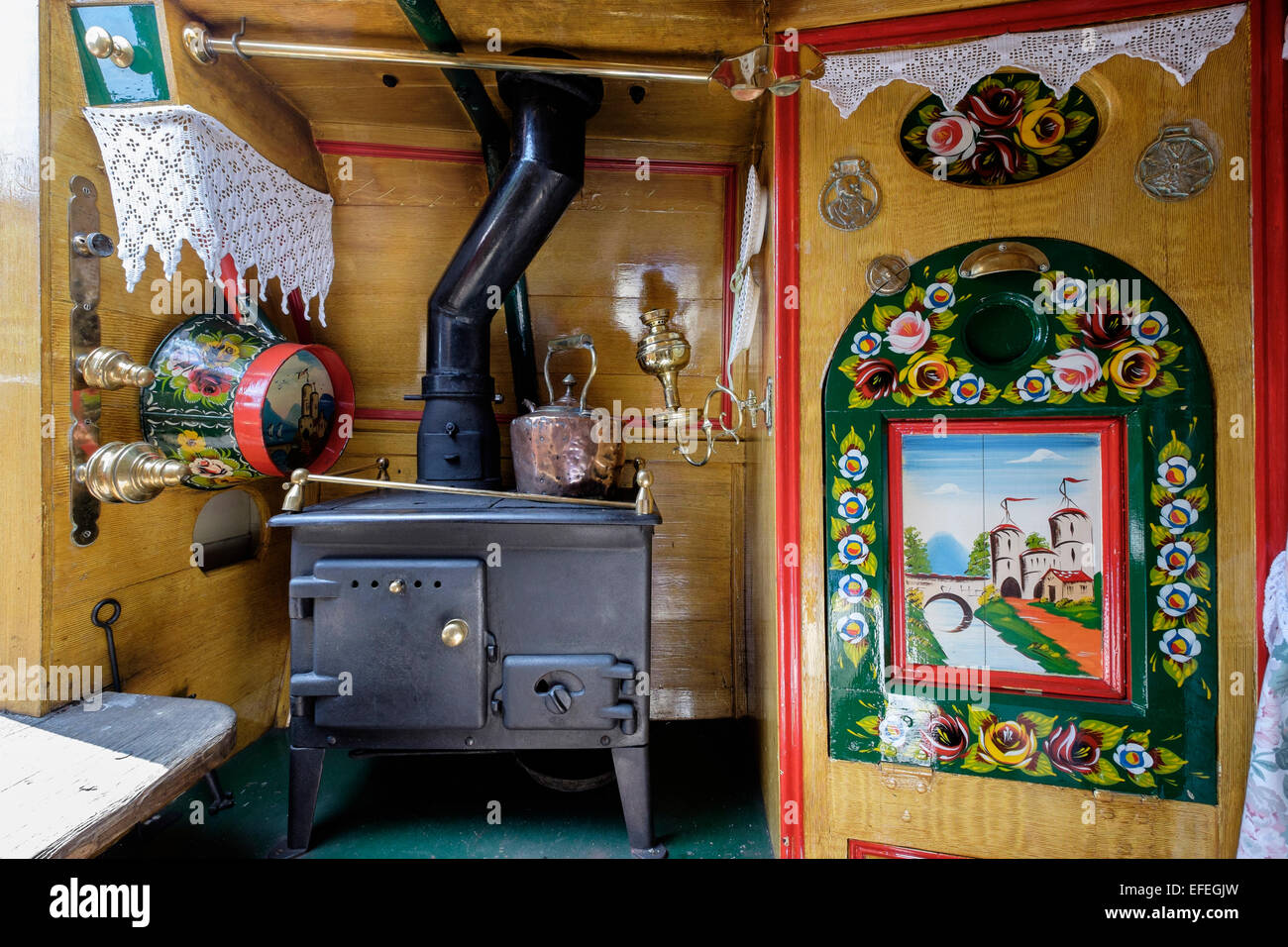 Interno del canale tradizionale cucina narrowboat al National Waterways Museum. Ellesmere Port Cheshire, Inghilterra, Regno Unito, Gran Bretagna Foto Stock