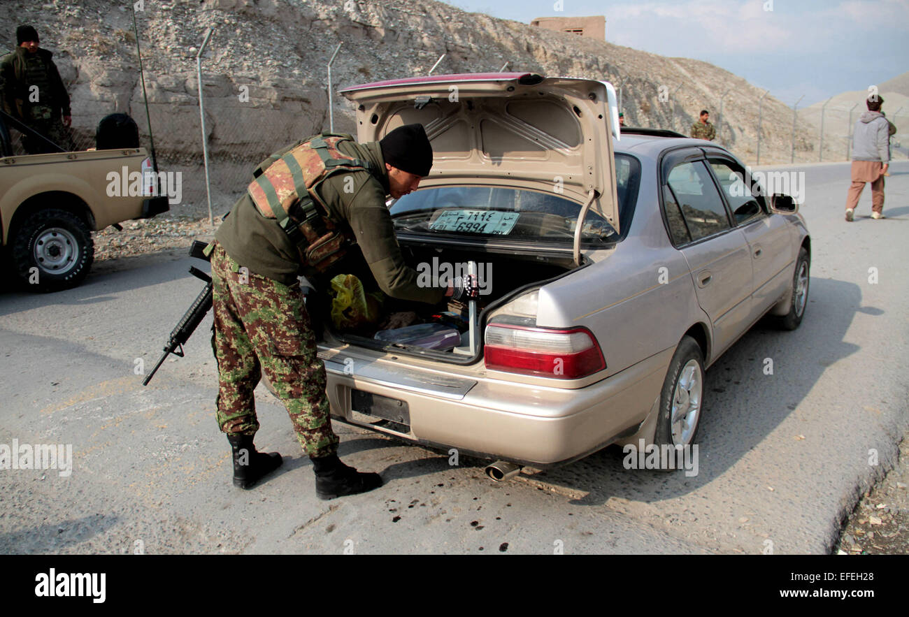 (150202) -- NANGARHAR, Febbraio 2, 2015 (Xinhua) -- Un esercito nazionale afghano soldato cerca un veicolo nella provincia di Nangarhar in Afghanistan orientale, Febbraio 2, 2015. Le forze di sicurezza afgane hanno ucciso 14 militanti talebani negli ultimi due giorni durante le operazioni di pulizia nel nord-ovest della provincia Faryab, mentre i talebani elementi infiltrati' attentato rivendicato quattro forze di polizia vive nel sud della provincia di Kandahar il lunedì, hanno detto i funzionari. (Xinhua/Tahir Safi) Foto Stock