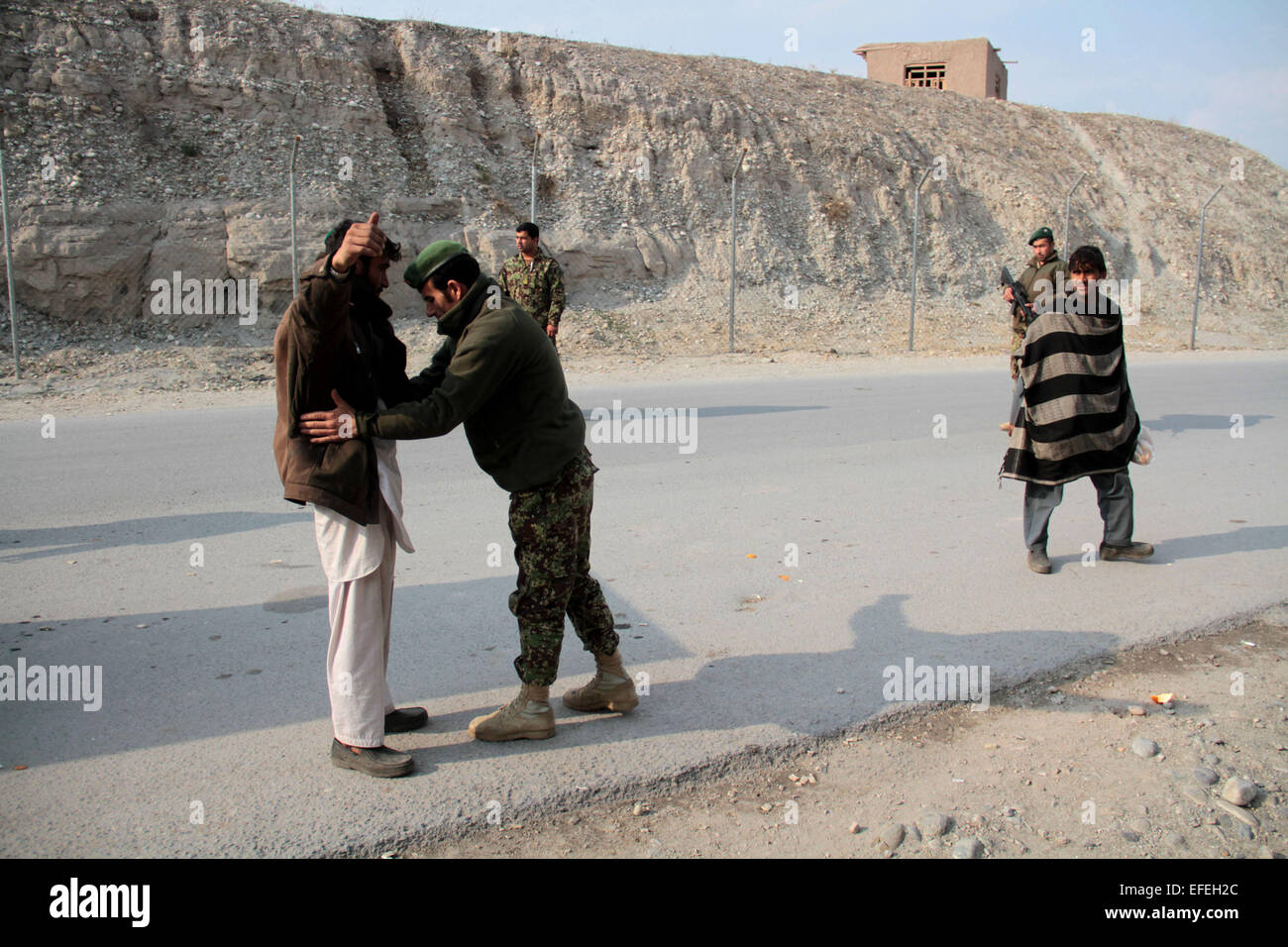 (150202) -- NANGARHAR, Febbraio 2, 2015 (Xinhua) -- Un esercito nazionale afghano soldato frisks un passeggero nella provincia di Nangarhar in Afghanistan orientale, Febbraio 2, 2015. Le forze di sicurezza afgane hanno ucciso 14 militanti talebani negli ultimi due giorni durante le operazioni di pulizia nel nord-ovest della provincia Faryab, mentre i talebani elementi infiltrati' attentato rivendicato quattro forze di polizia vive nel sud della provincia di Kandahar il lunedì, hanno detto i funzionari. (Xinhua/Tahir Safi) Foto Stock