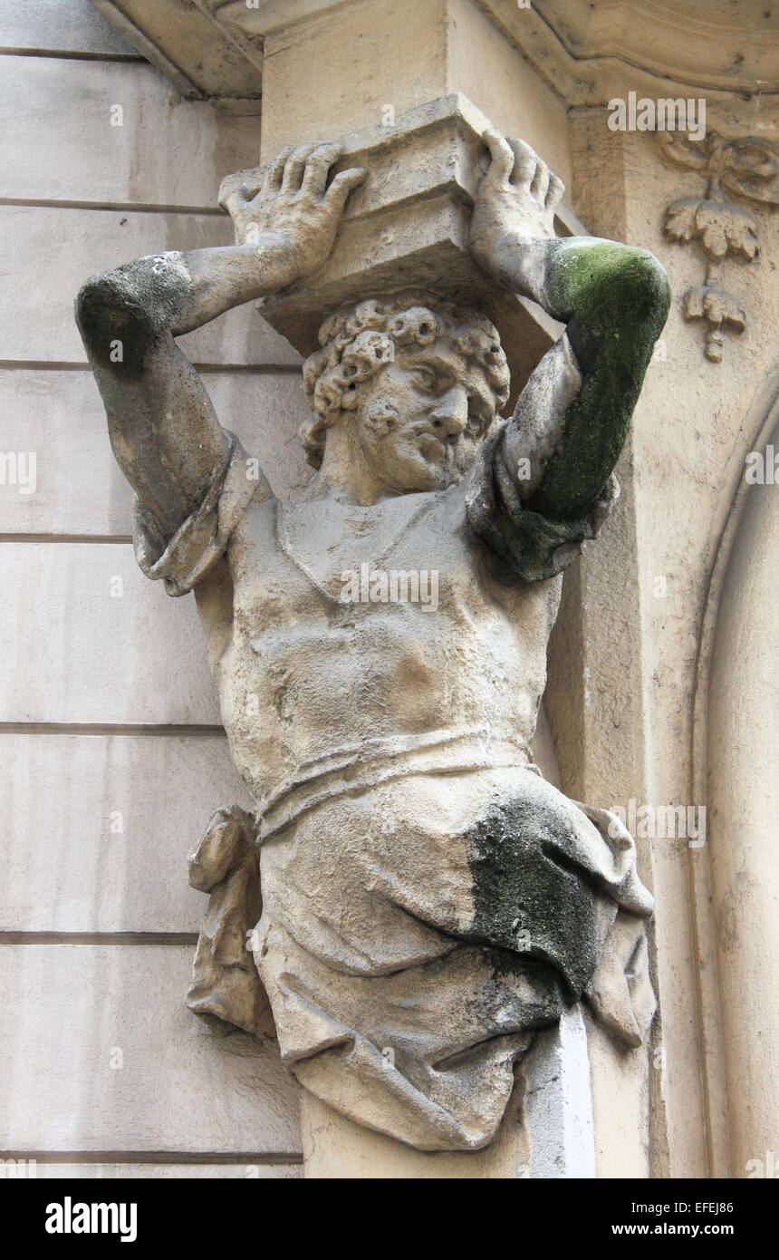 Forte la statua di supporto di una colonna di un palazzo rinascimentale. Metafora di potenza Foto Stock