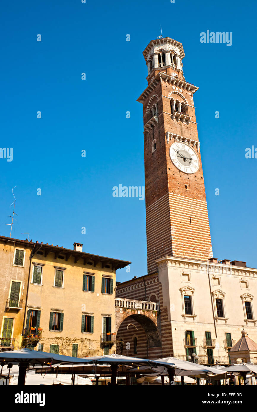 Torre dei Lamberti in Piazza Signori di Verona , Italia Foto Stock