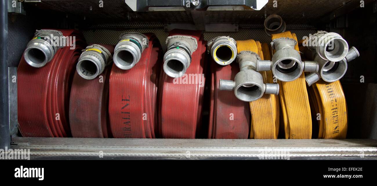Il tubo flessibile - linea di tubi flessibili su un fuoco e veicolo di soccorso Foto Stock