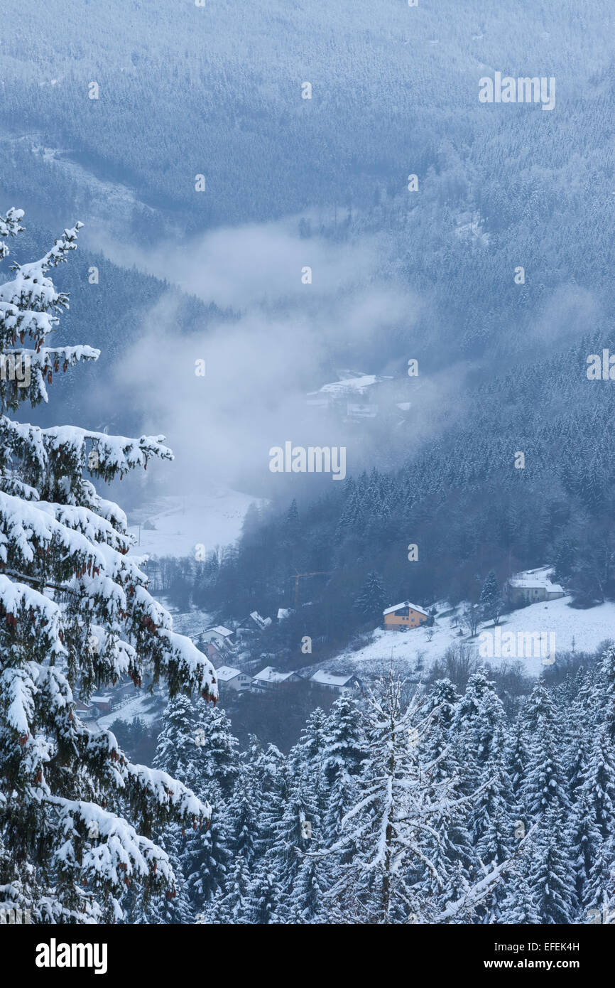 Bad Wildbad nella Foresta Nera ricoperta di neve cittadina termale in Germania, vista da Sommerberg, Schwarzwald, Katja Heber Foto Stock