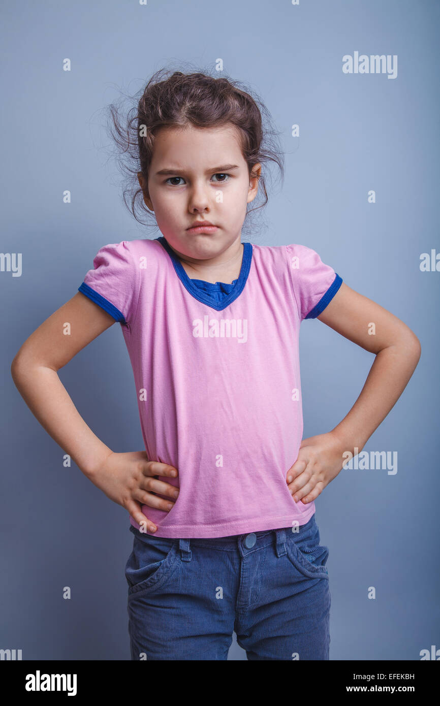 Baby girl di aspetto Europeo 6 anni le mani sui suoi fianchi Foto Stock