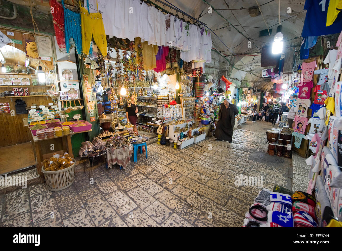 Tutti i tipi di negozi in una delle piccole strade della città vecchia di Gerusalemme Foto Stock