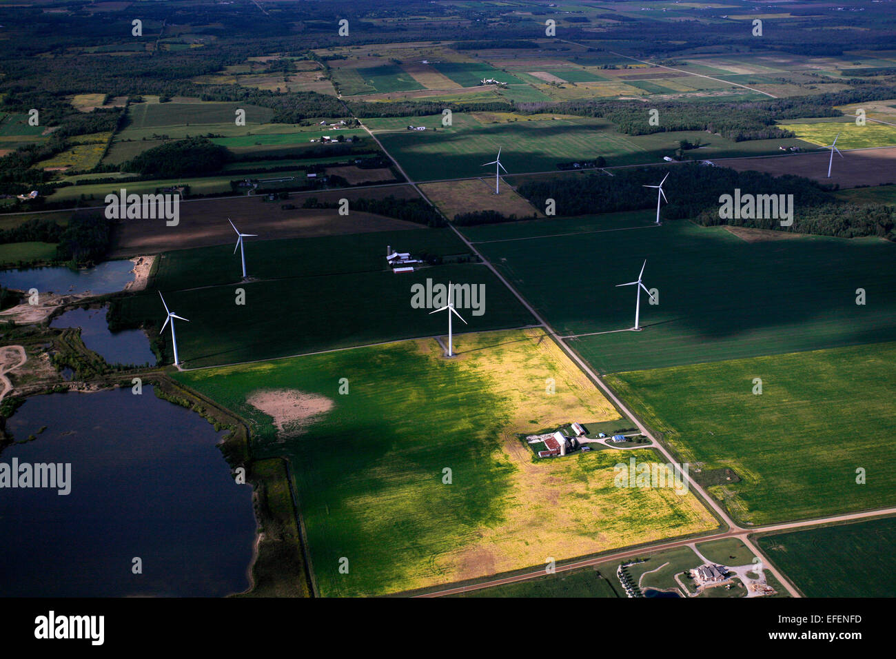 Le turbine eoliche tra terreni agricoli in Saginaw Bay area. Foto Stock