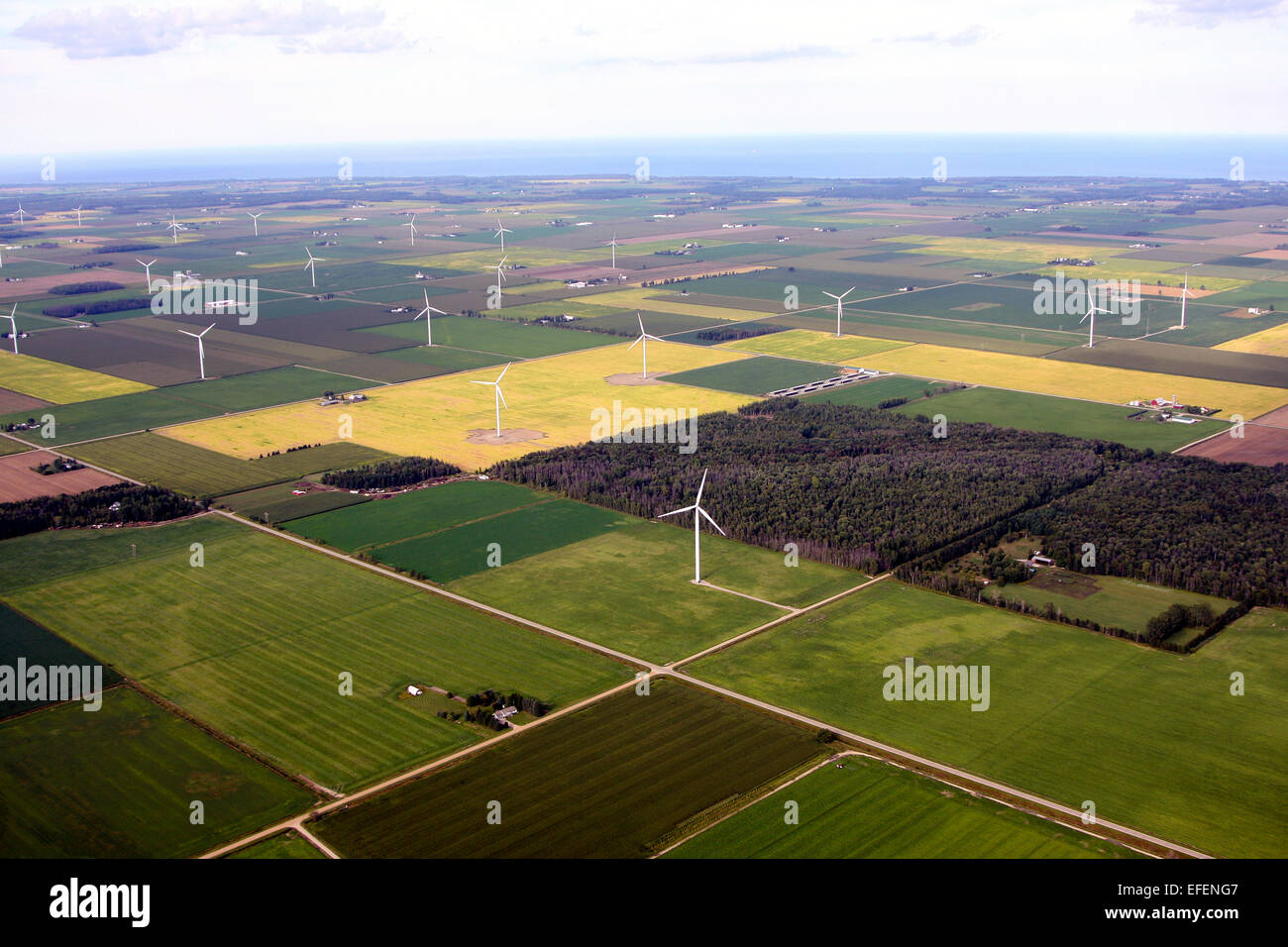 Le turbine eoliche tra terreni agricoli in Saginaw Bay area del Michigan. Foto Stock