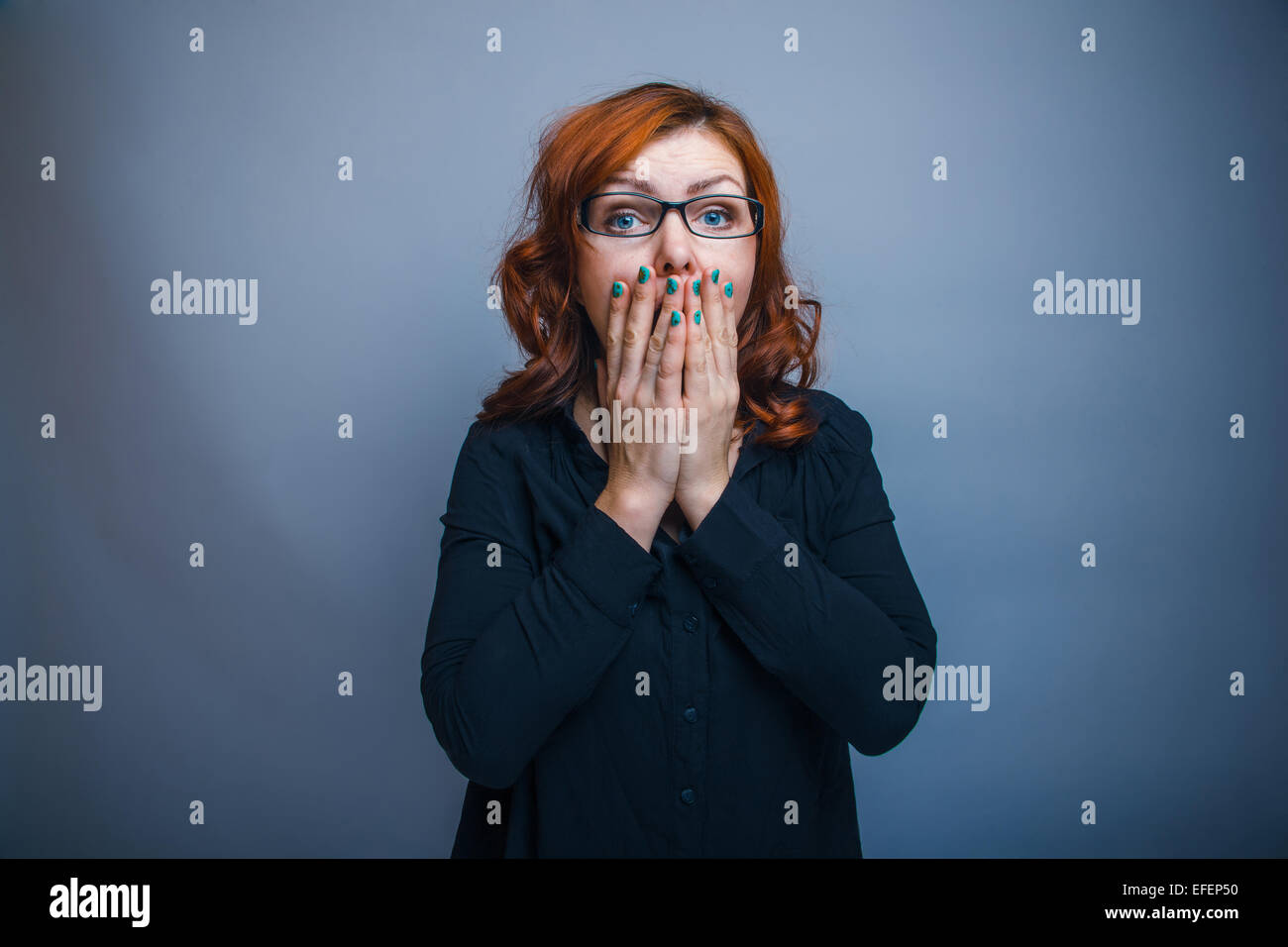 Unione-cerca donna 30 anni le sue mani che coprono la sua bocca su Foto Stock