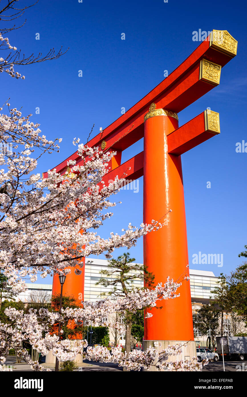 Kyoto, Giappone presso il Santuario Heian torii cancello durante la stagione primaverile. Foto Stock
