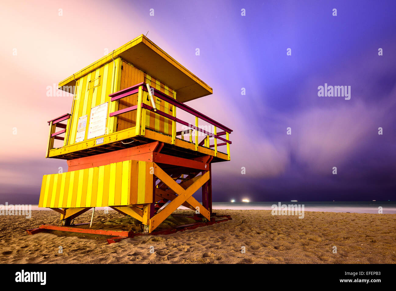 Torre bagnino sulla spiaggia di Miami Beach. Foto Stock