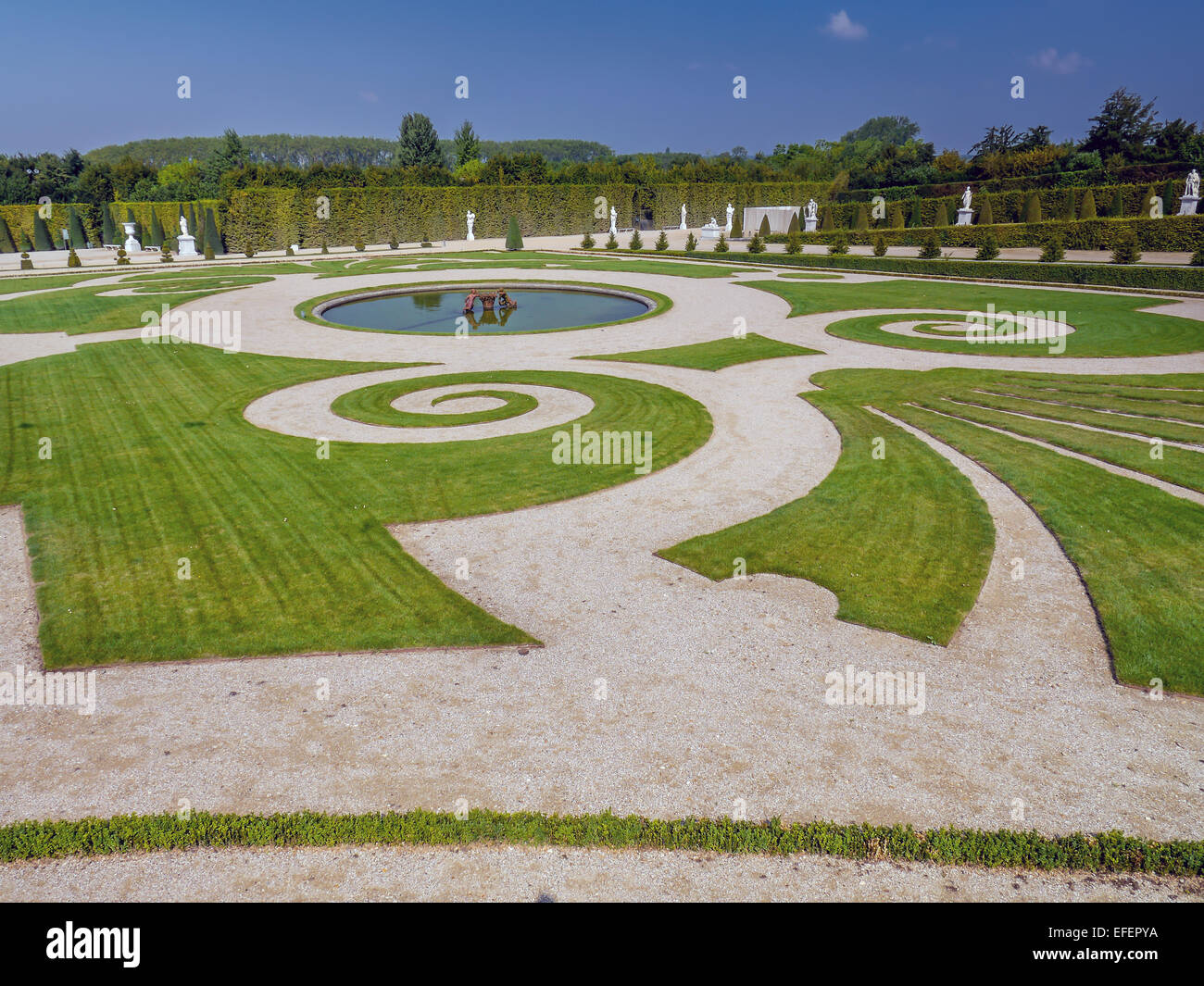 Prato curvo in giardini di Versailles vicino a Parigi, Francia Foto Stock