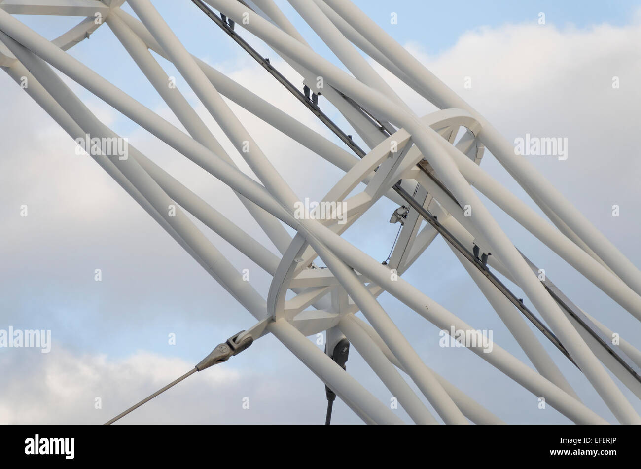 Chiudere a tenuta il raccolto dell'infrastruttura del tetto e arch presso il nuovo stadio di Wembley Arena di Londra Foto Stock