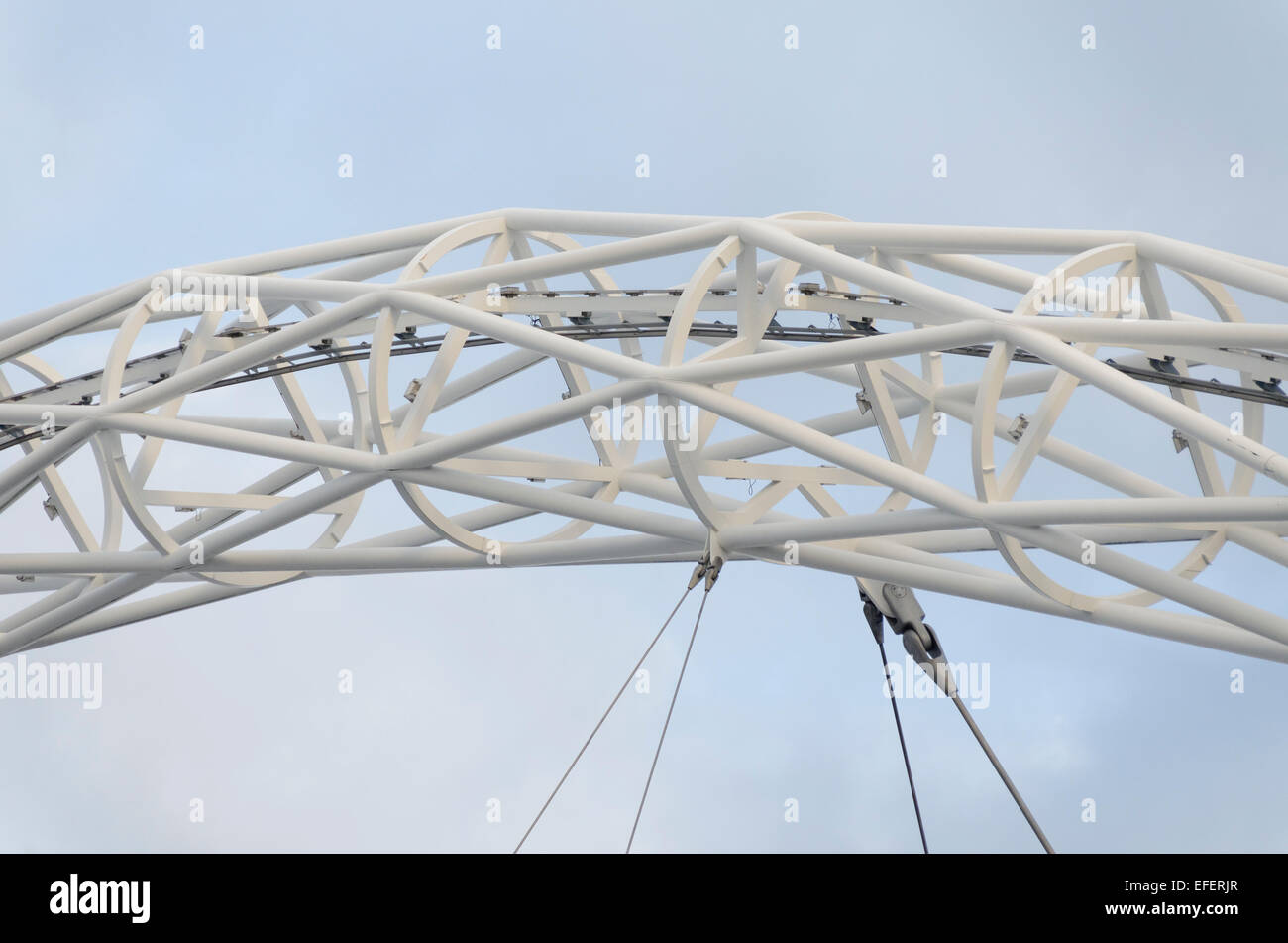 Chiudere a tenuta il raccolto dell'infrastruttura del tetto e arch presso il nuovo stadio di Wembley Arena di Londra Foto Stock