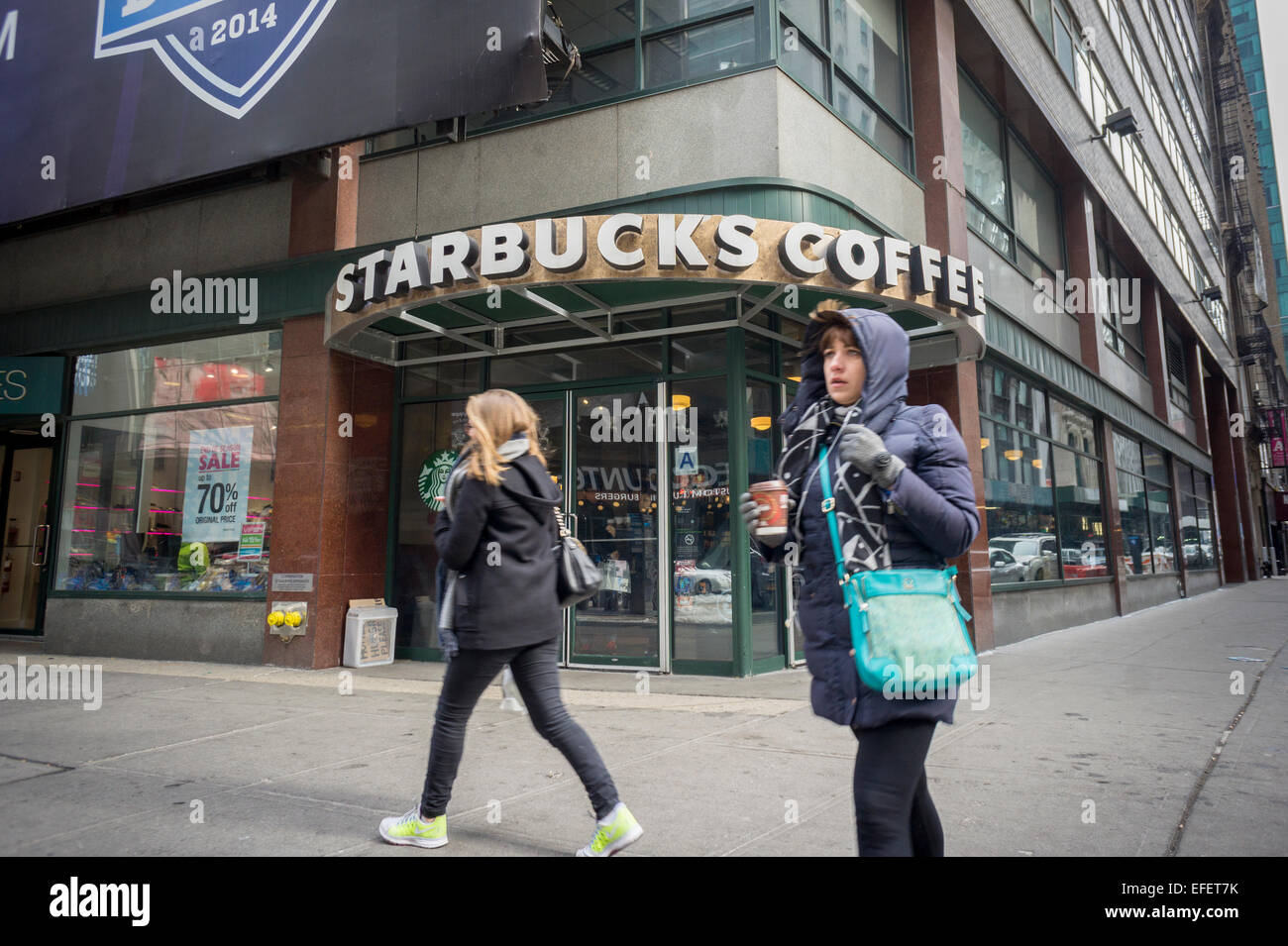 Uno Starbucks cafe vicino a Times Square a New York visto Domenica, 1 febbraio 2015. (© Richard B. Levine) Foto Stock