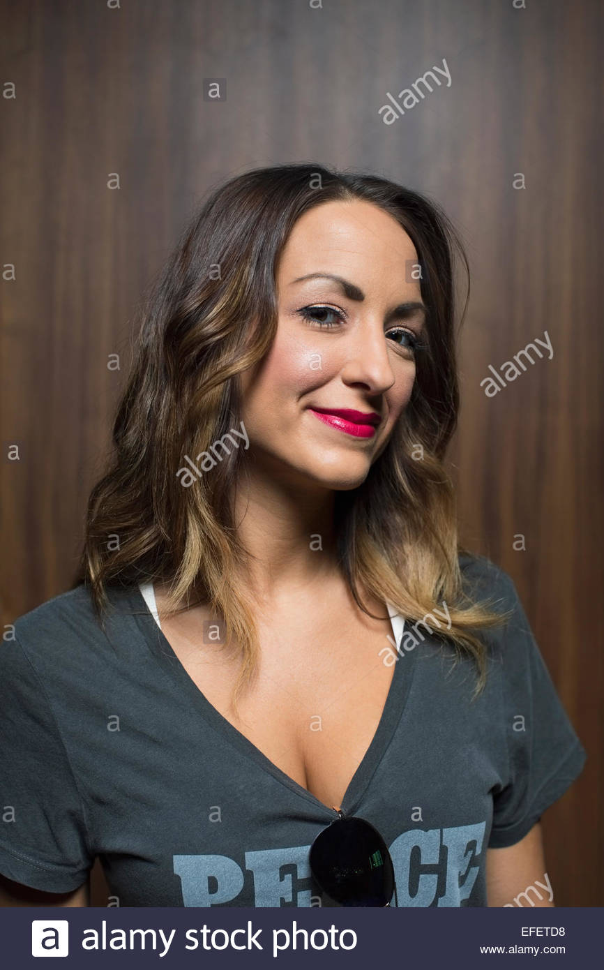 Ritratto di sorridente brunette donna che indossa scollo a v Foto Stock