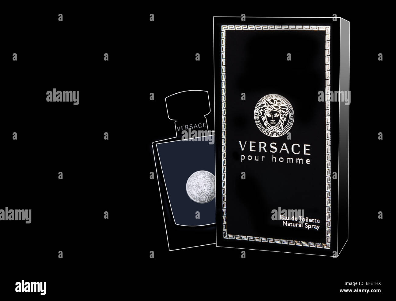 Versace Pour Homme casella contornata e bottiglia per la fotografia del prodotto su sfondo nero Foto Stock