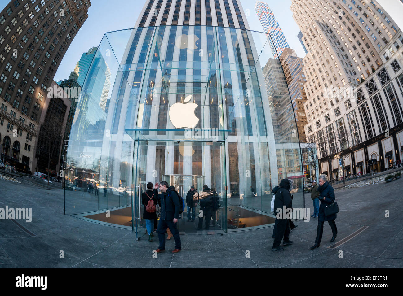 Agli acquirenti di entrare e di lasciare il negozio Apple Store sulla Fifth Avenue a New York su Mercoledì, 28 gennaio 2015. Apple ha annunciato di aver venduto un fenomenale 74,4 milioni di iphone nel trimestre scorso la guida utili fino a un incredibile $18 miliardi. Questo ha superato tutte le aspettative e Apple ha annunciato che le vendite in Cina sono state fino al 70 percento. (© Richard B. Levine) Foto Stock