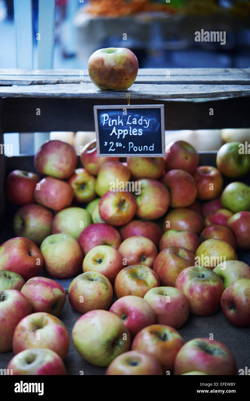 Pink Lady mele al mercato degli agricoltori con un segno Foto Stock