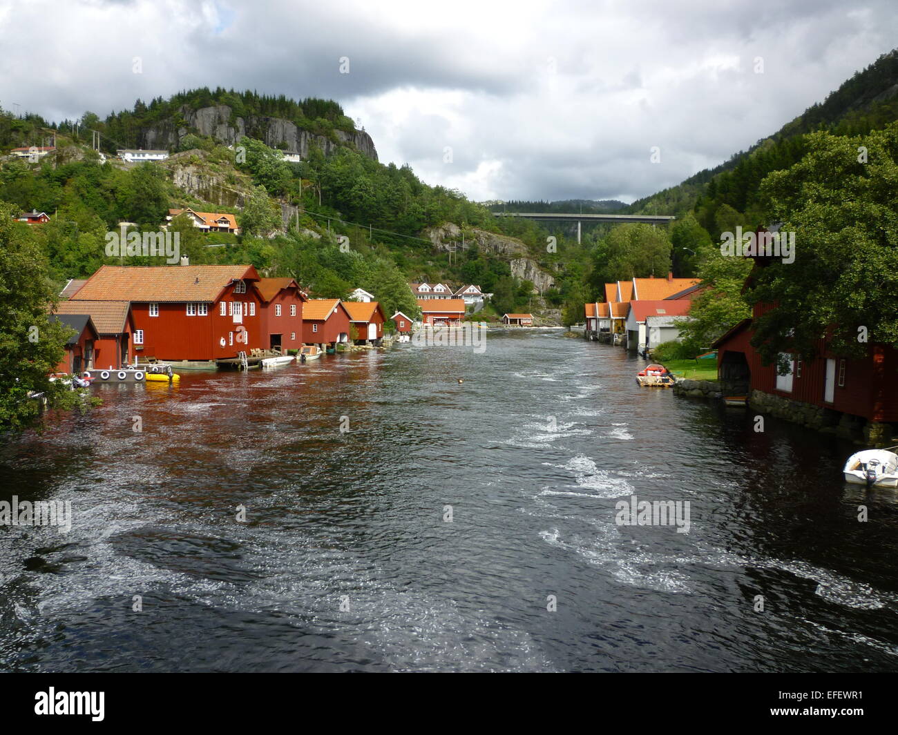 Montagna e del fiume scape, Feda in Norvegia Foto Stock