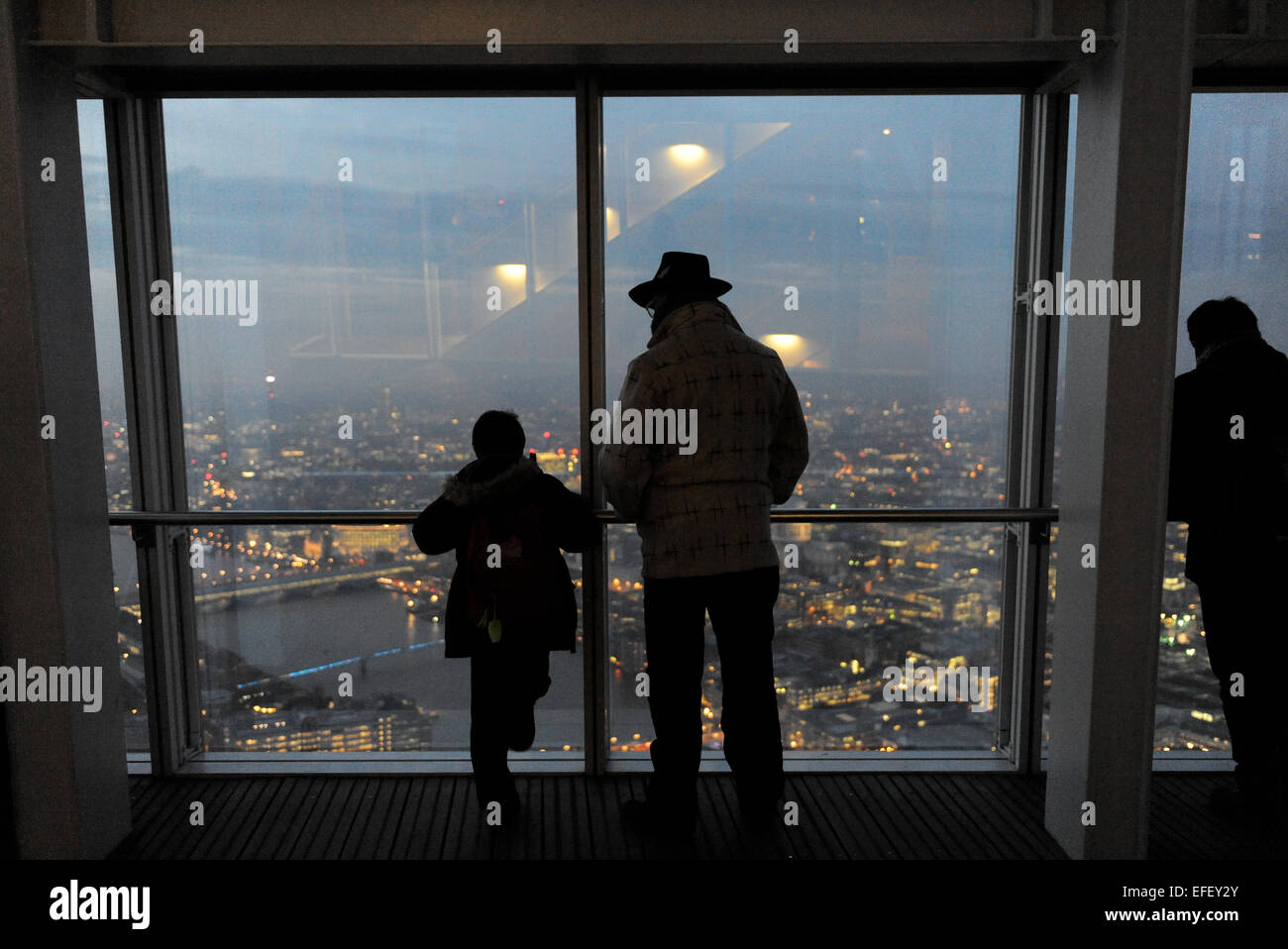 Padre e figlio che affaccia sulla piattaforma di osservazione sulla Shard Foto Stock