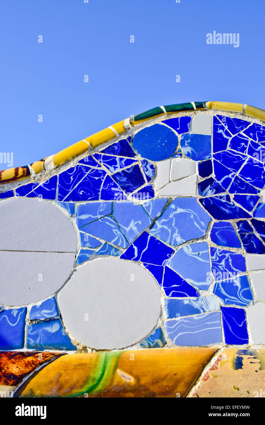 Banco di ceramica. Parco Guell progettato da Antoni Gaudi architetto. Barcellona, in Catalogna, Spagna. Foto Stock